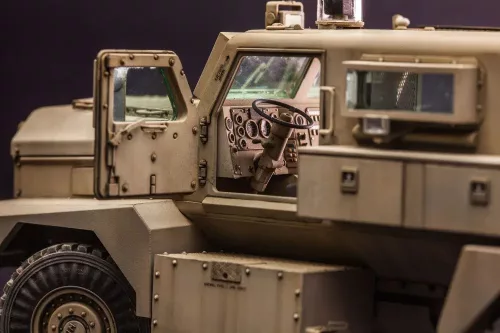 Meng Model - U.S. Cougar 6 6 Mrap Vehicle
