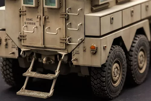 Meng Model - U.S. Cougar 6 6 Mrap Vehicle