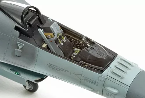 Tamiya - F-16Cj Fighting Falcon